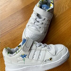 Adidas Forum Low ‘Save the Bees’ Kids White Sneakers with Floral Design